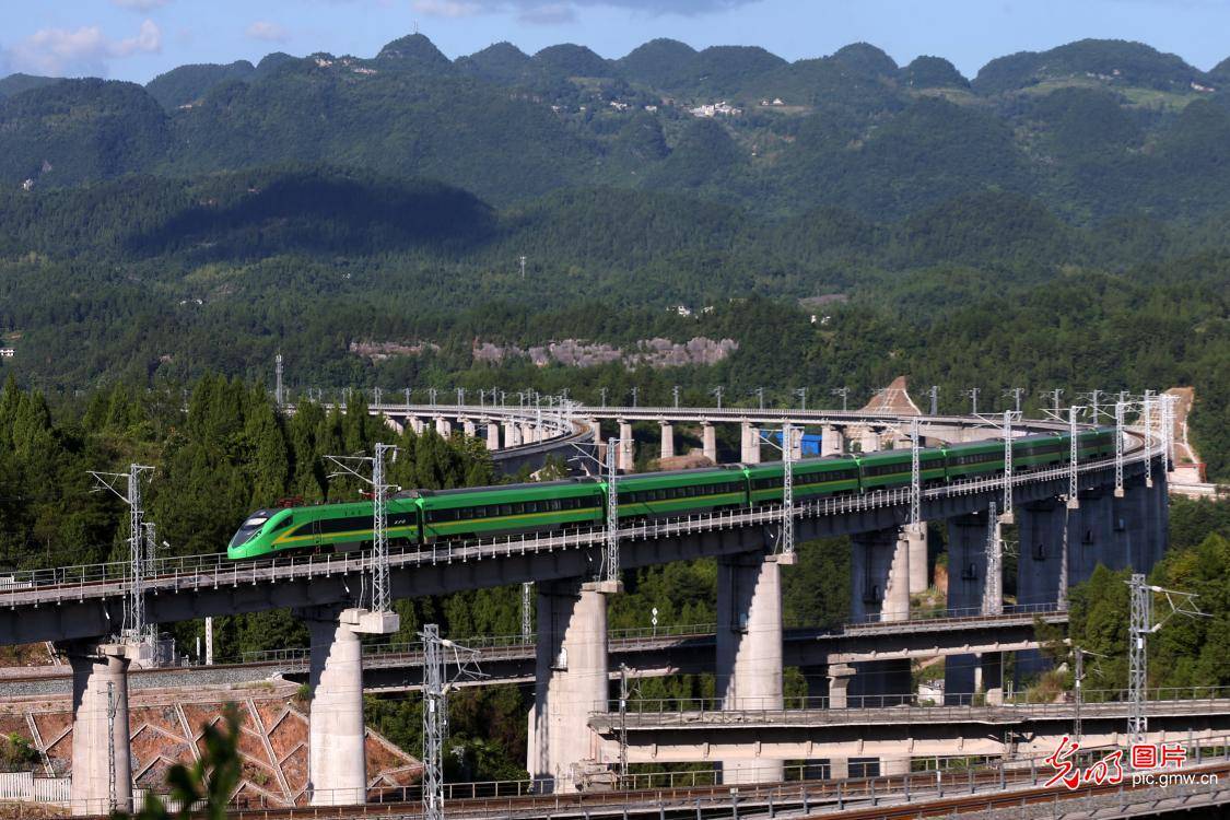 into|Fuxing highspeed train put into service from SW China's Sichuan to C China's Hunan