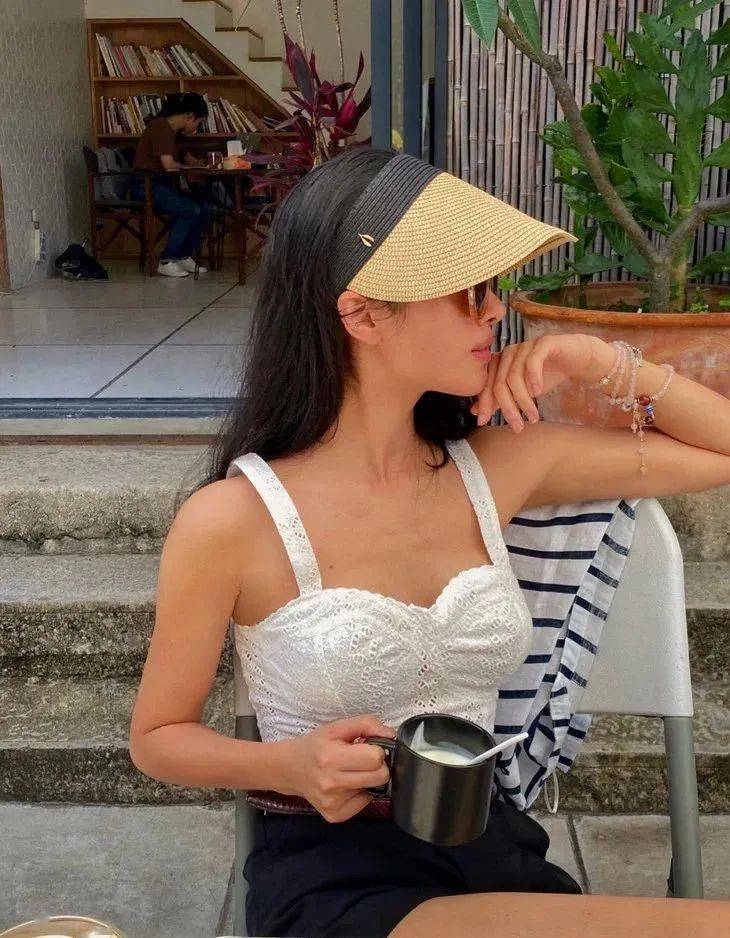 材质|Loewe、Miu Miu草编帽，才是今夏最时髦凹造型神器！