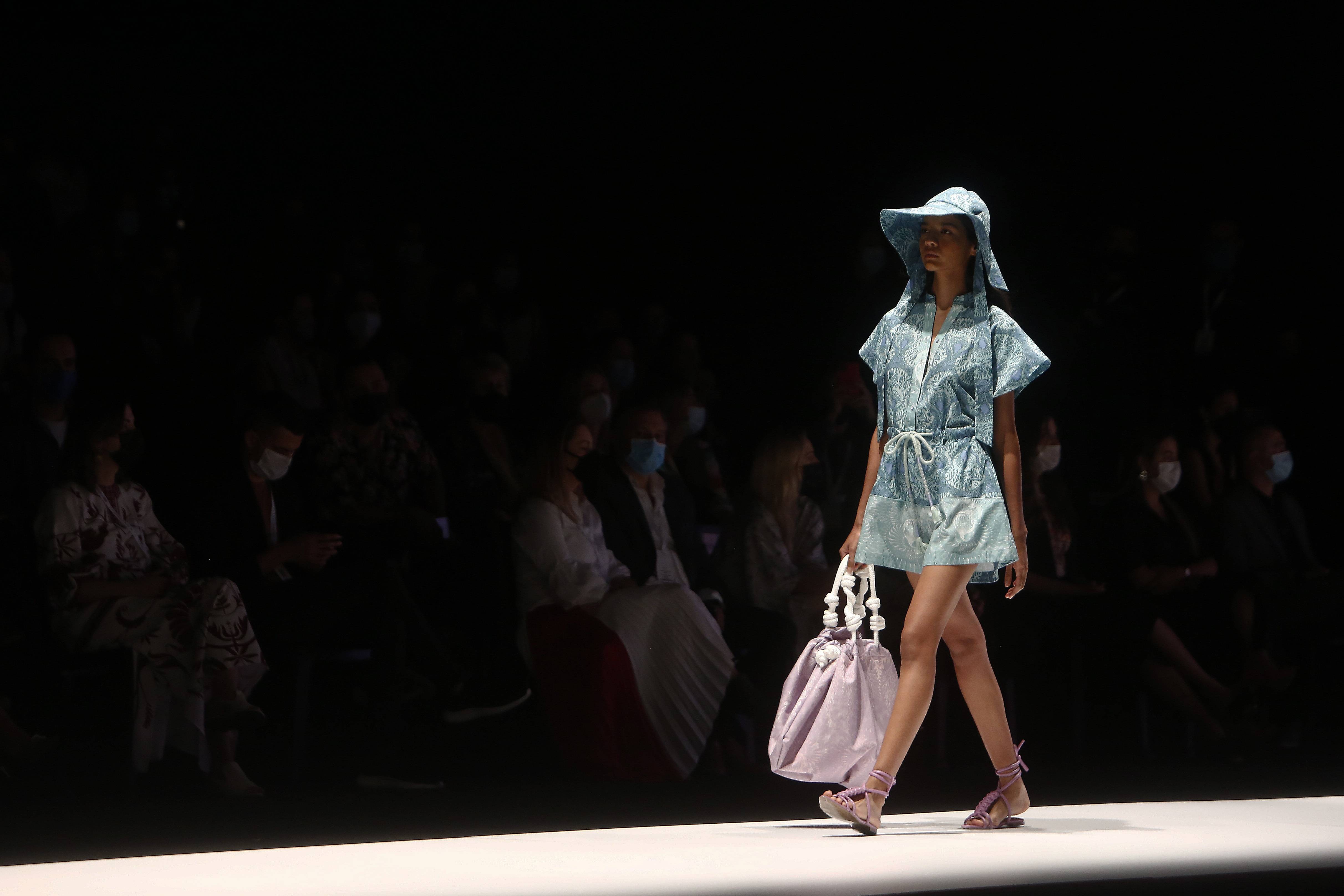 在哥伦比亚麦德林举行的2021哥伦比亚时装展上,模特展示服装设计学院