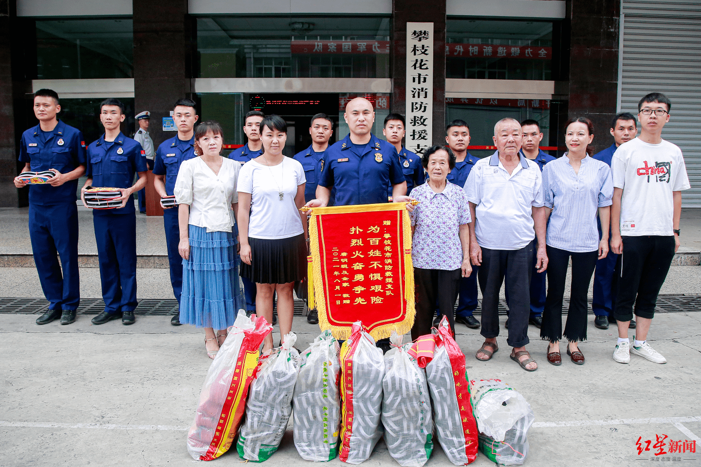81岁"布鞋奶奶"又来给消防员送鞋了_指战员