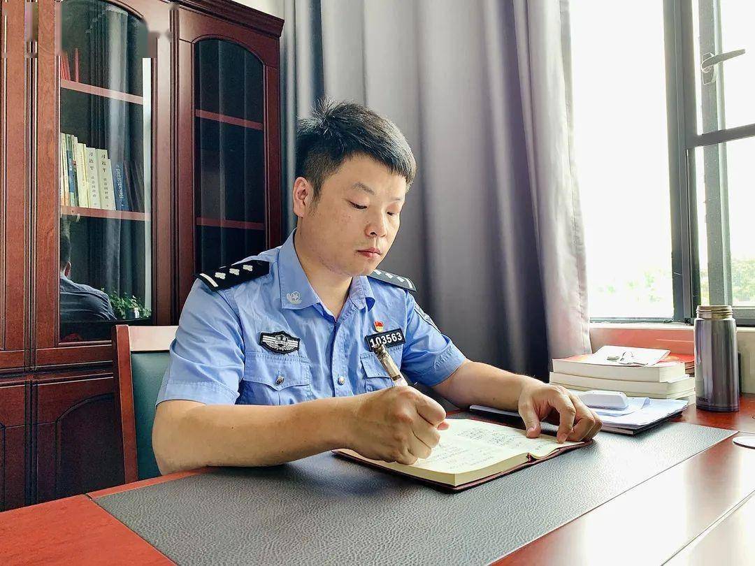 胡进,男,现年33岁,湖南汉寿人,中共党员,曾先后在临澧县公安局网监