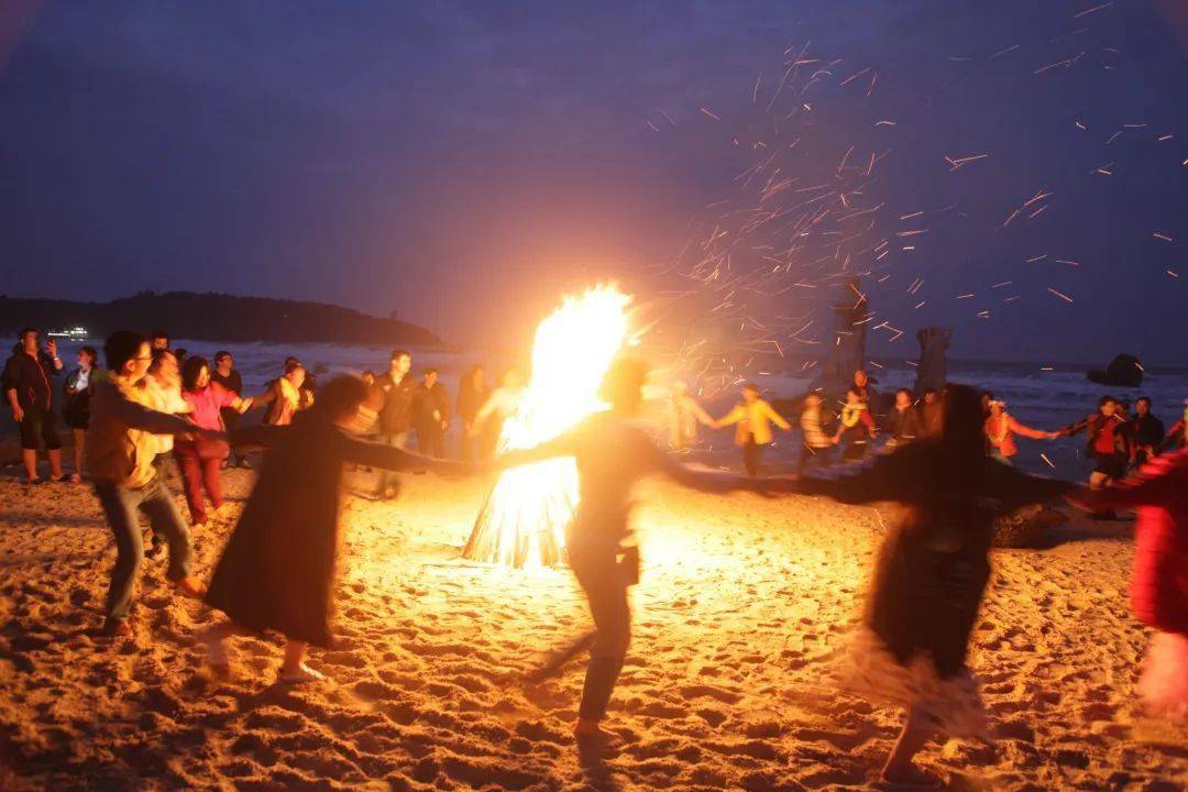 次三亚,也许你去过无数次海滩,但是我相信,你从未体验过沙滩篝火晚会