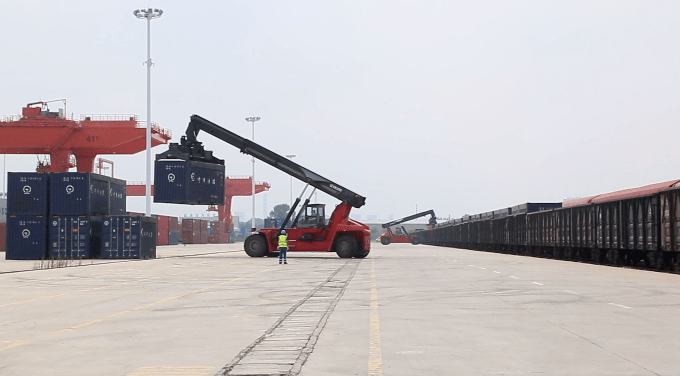 帅稳准狠的90后龙门吊司机