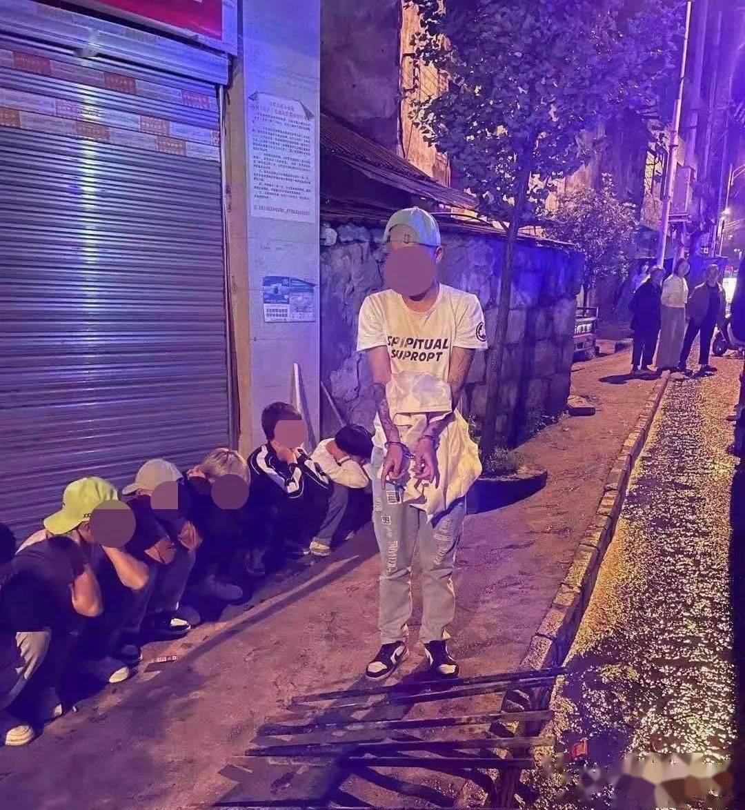 霸气被拘镇雄这16人竟在快手app约架带着钢管