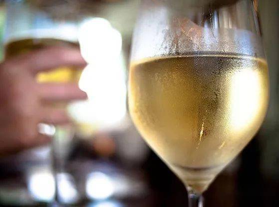 the|葡萄酒杯到底怎么拿?