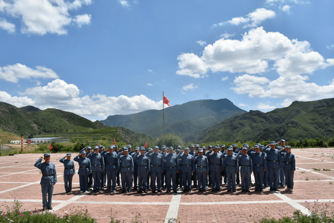 参观完大青山抗日支队司令部遗址后,全体党员来到党旗广场,面对鲜红的