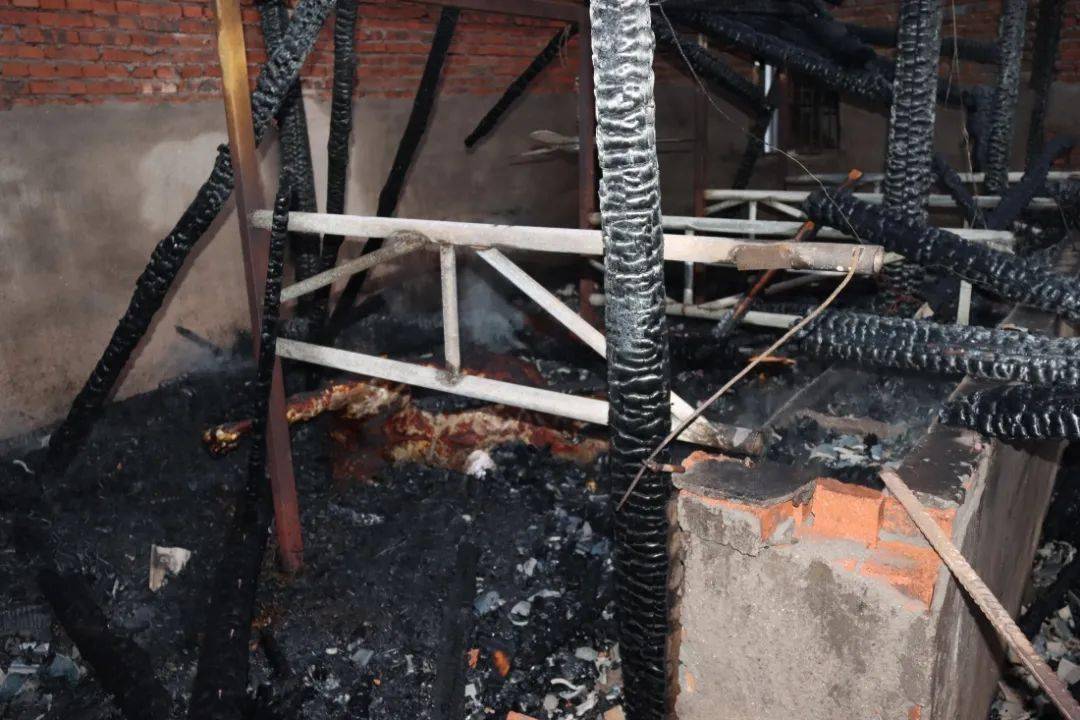 损失惨重高安一牛棚着火引燃周围民房多头牛被烧死