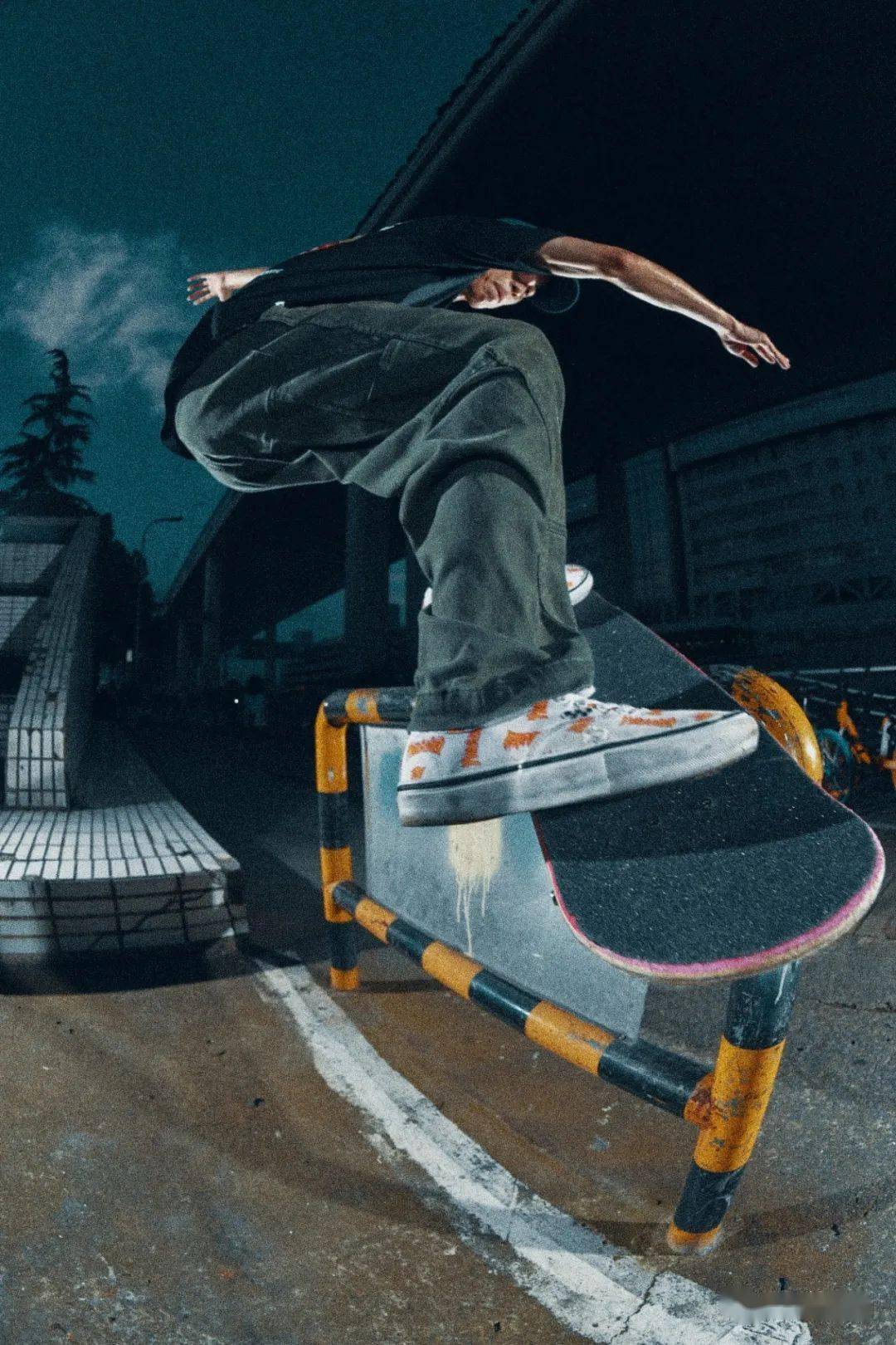 vans 携手 thrasher 以其标志性火焰及经典黑白 logo 为设计核心推出