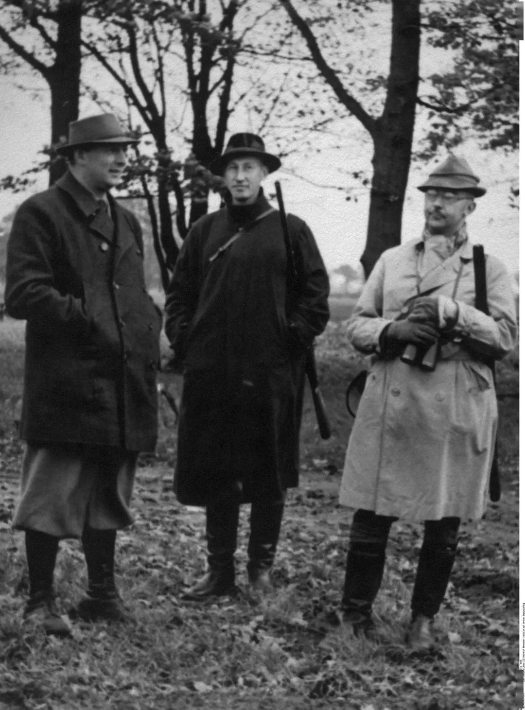 希姆莱(右一),海德里希(中)和德国秩序警察主管在狩猎
