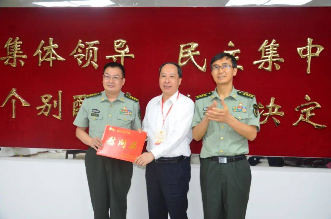 慰问中,陈岸明与江门军分区司令员程大欣,政委刘晓东等部队官兵座谈