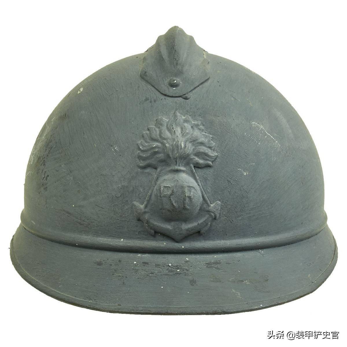 亚德里安1915型钢盔的骑兵帽徽是一副胸甲骑兵的胸甲和头盔