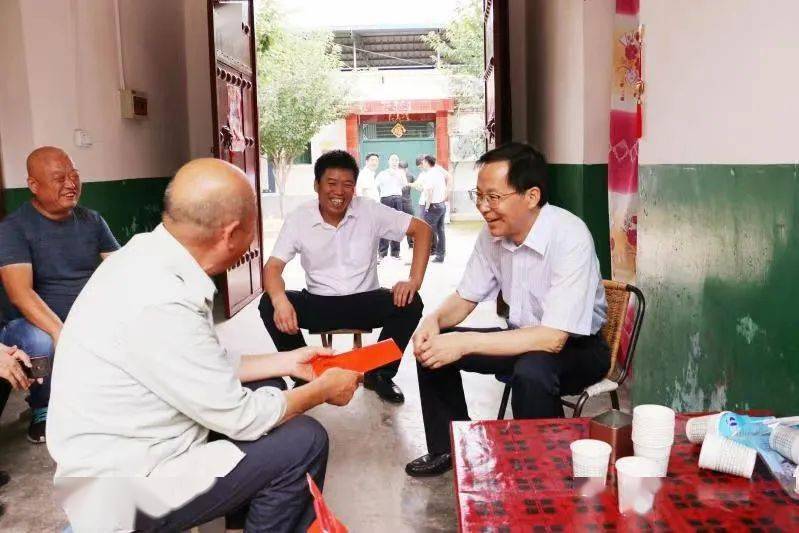 武功苏坊镇周营村魏井锋谁认识县委书记田一泓亲自送去慰问金和慰问品