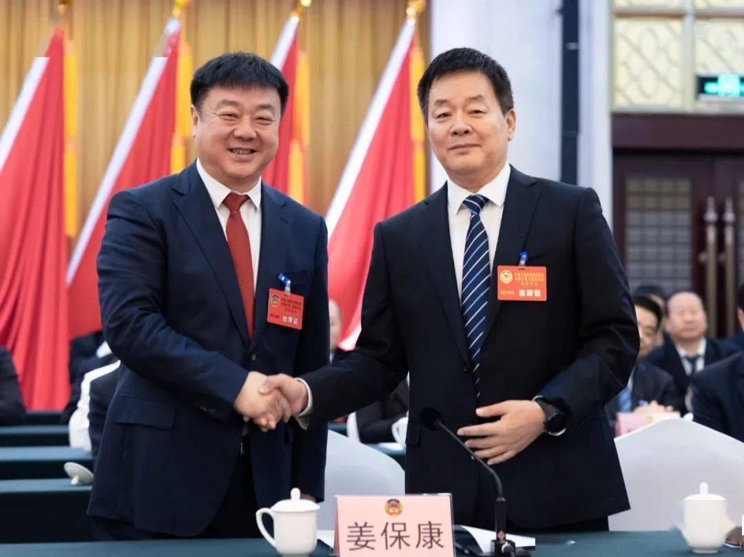 田军与牛军波亲切握手王现坤与牛军波亲切握手44名同