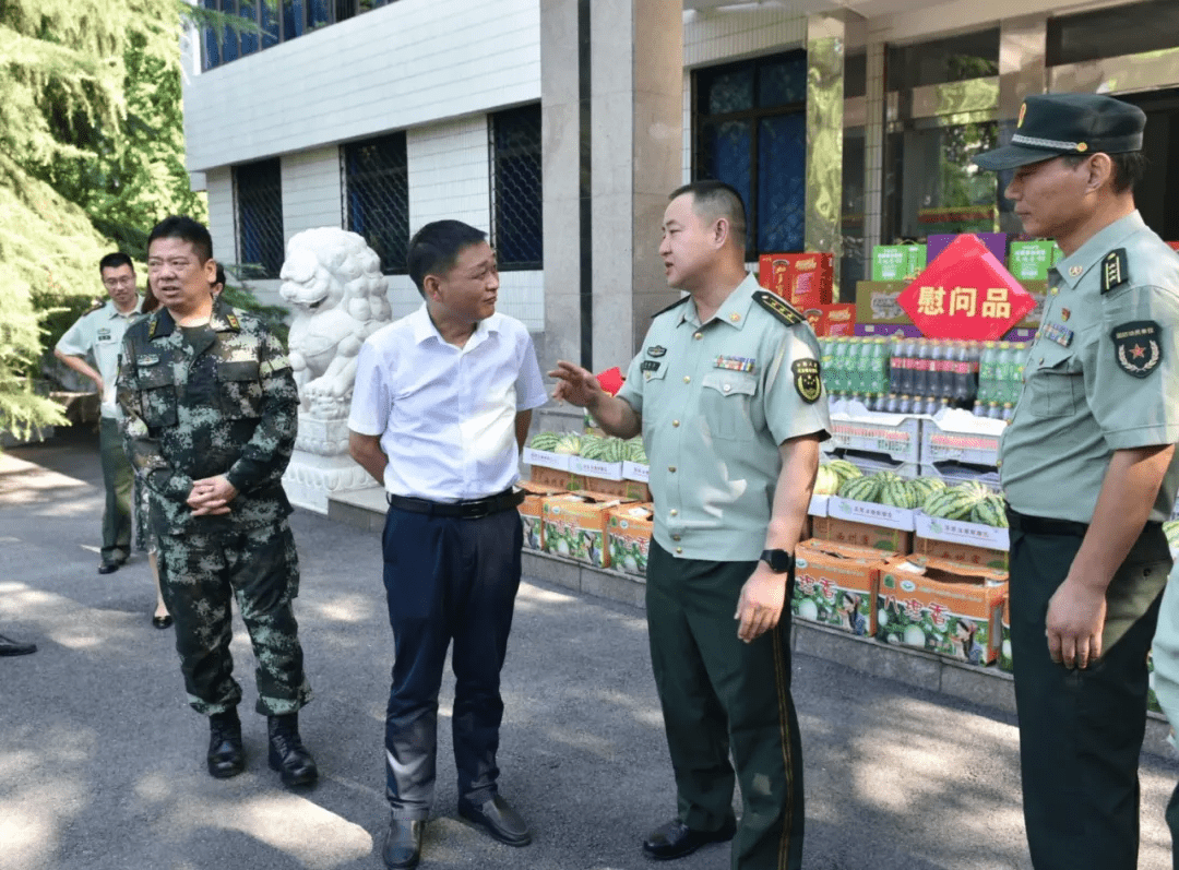 荊州區四大家領導八一前集中走訪慰問駐荊部隊官兵與烈屬