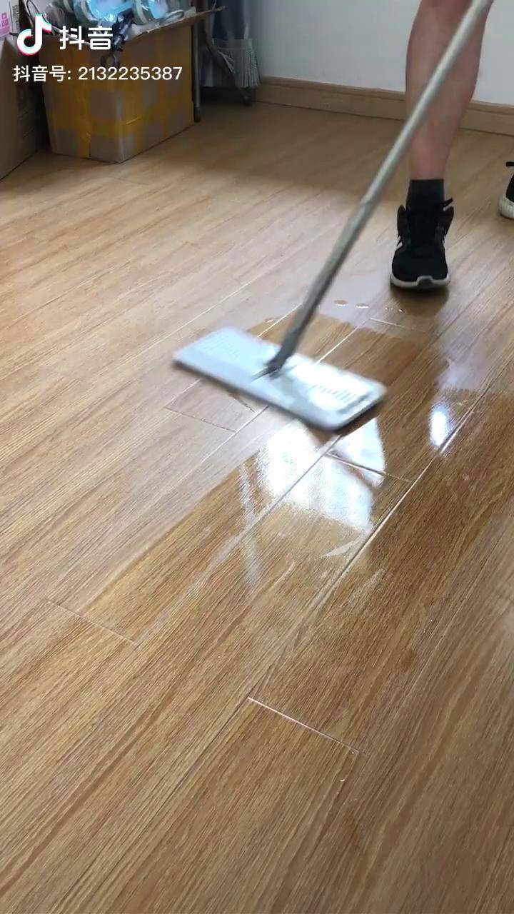 木地板时间久了就会变灰变暗推荐用木地板清洁片擦得干净还带有上光