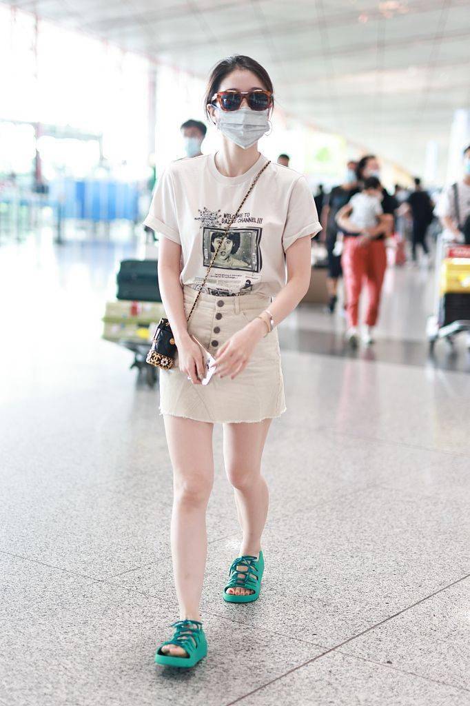 Chanel|张雪迎穿印花短袖T恤米色短裤 挎小水桶包带来夏日甜美