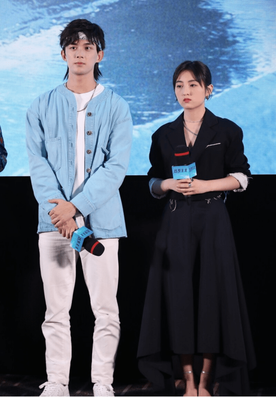 盛夏光年首映张子枫黑裙有韵味吴磊发带配的更有活力