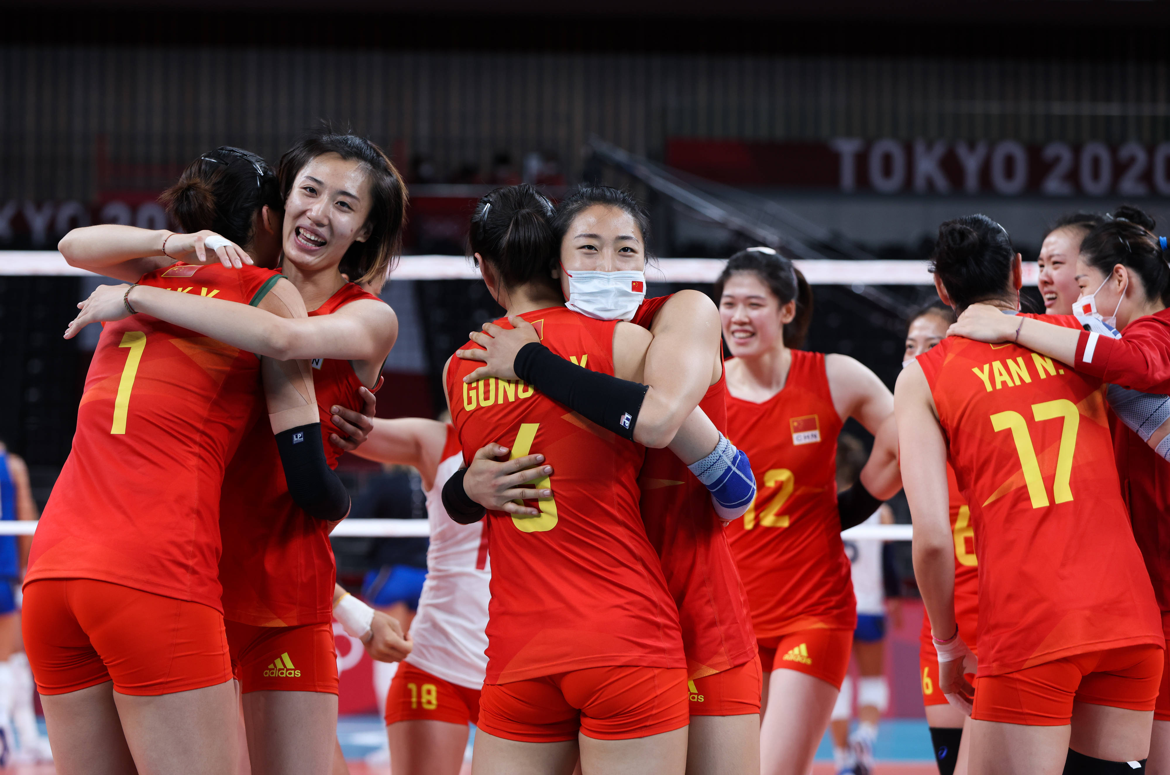 排球—女排小组赛:中国胜意大利