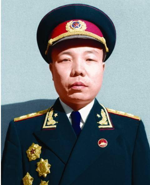 1979年一老人到兰州军区上将肖华激动地抱住他原来你还活着