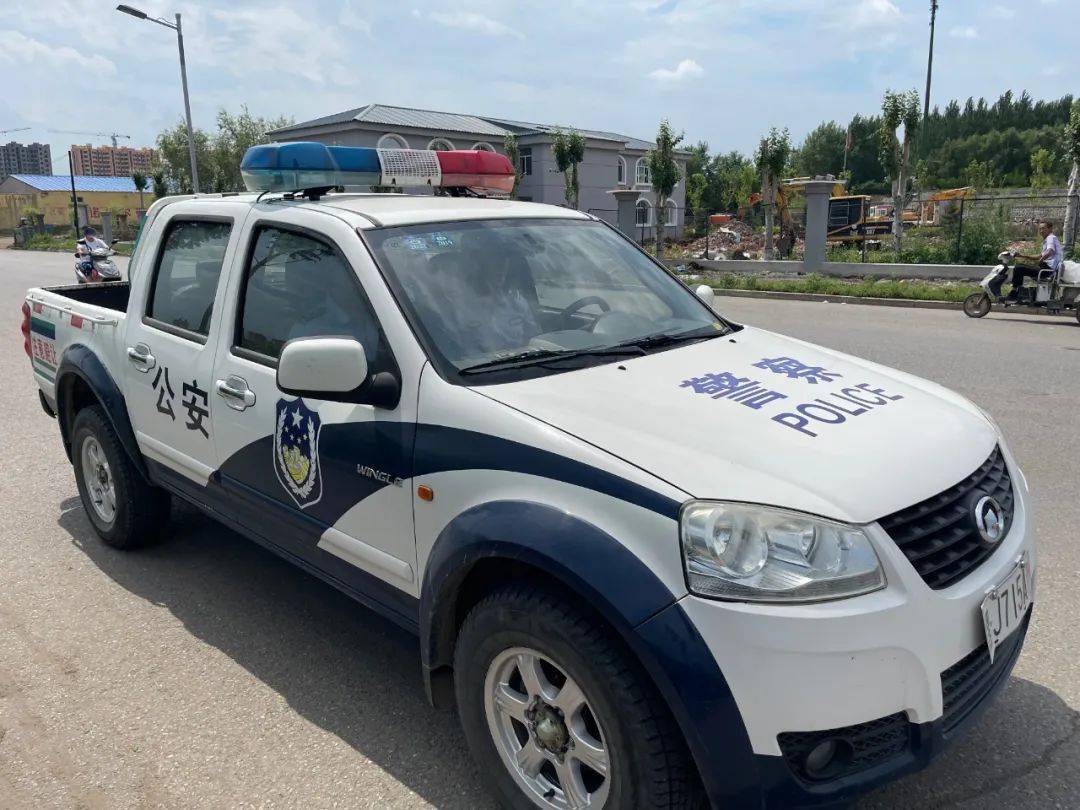 交警大队东兴中队:为生命开路!_警车