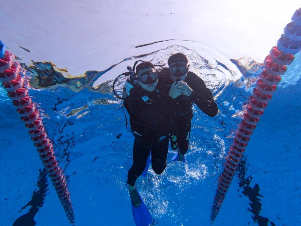 7月30日,在武警重庆总队船艇支队,潜水员在进行水下结伴呼吸训练.