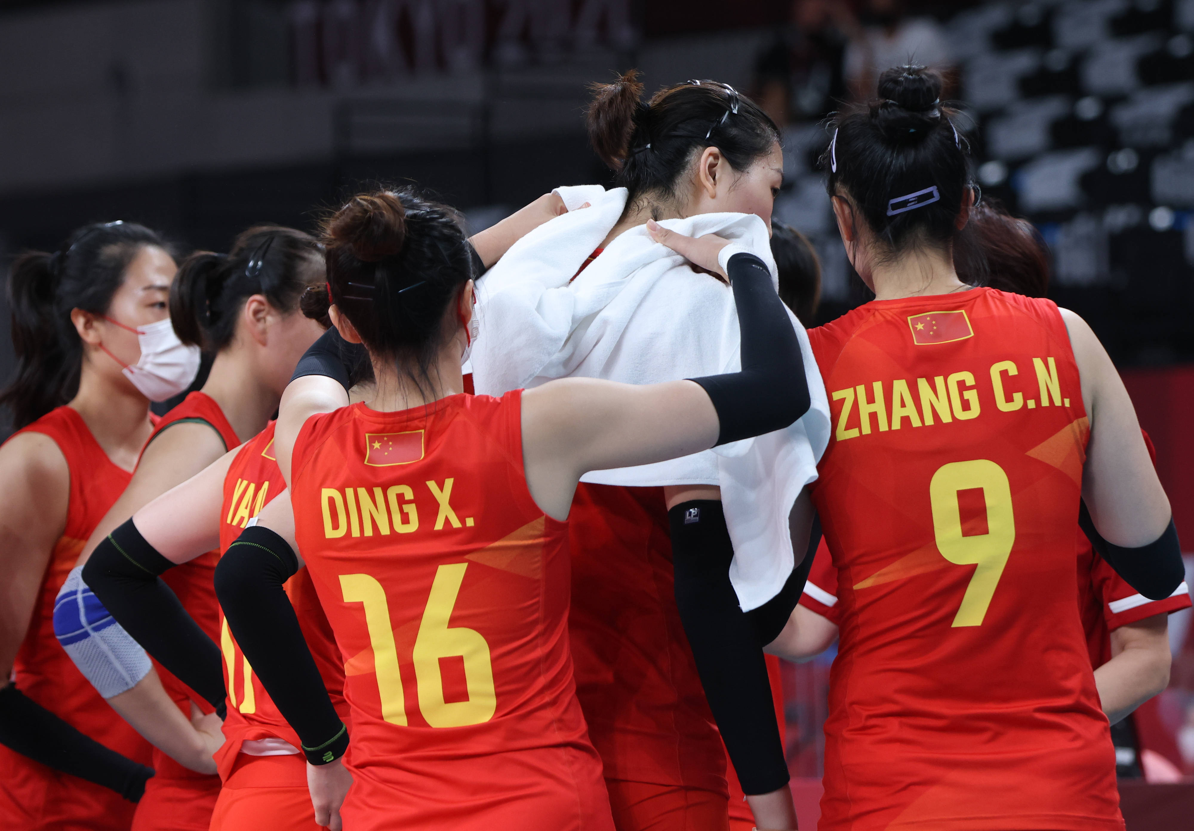 新华社照片,东京,2021年7月31日7月31日,中国队球员丁霞(16号)在场边