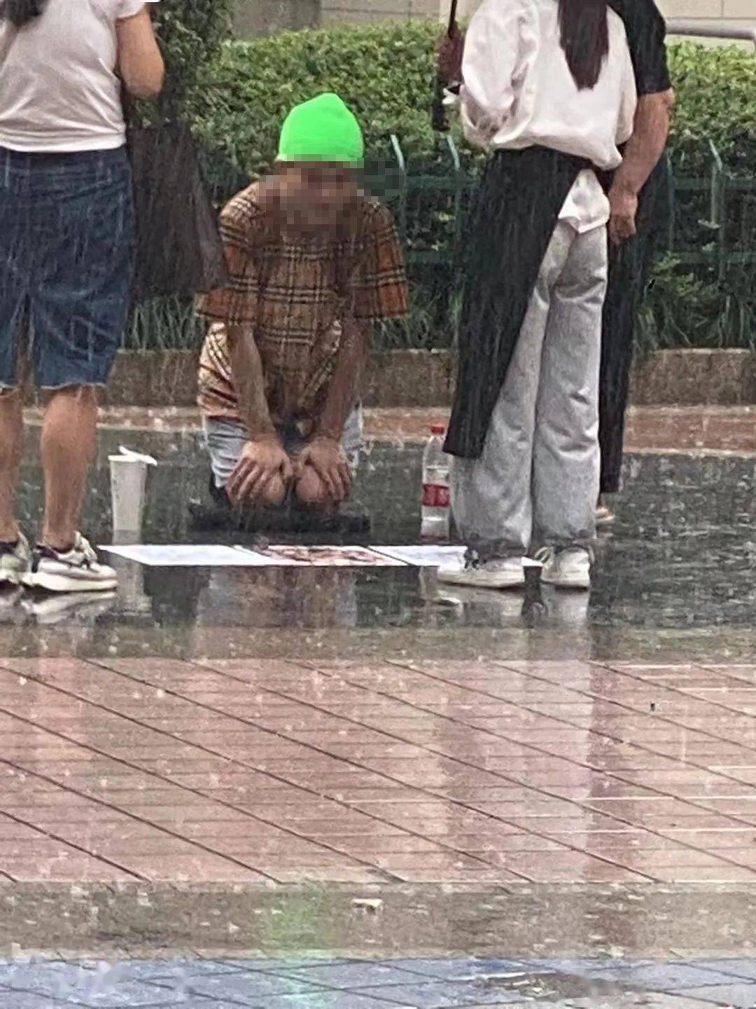 温州男子头戴绿帽,大庭广众之下,雨中跪求女友回来.