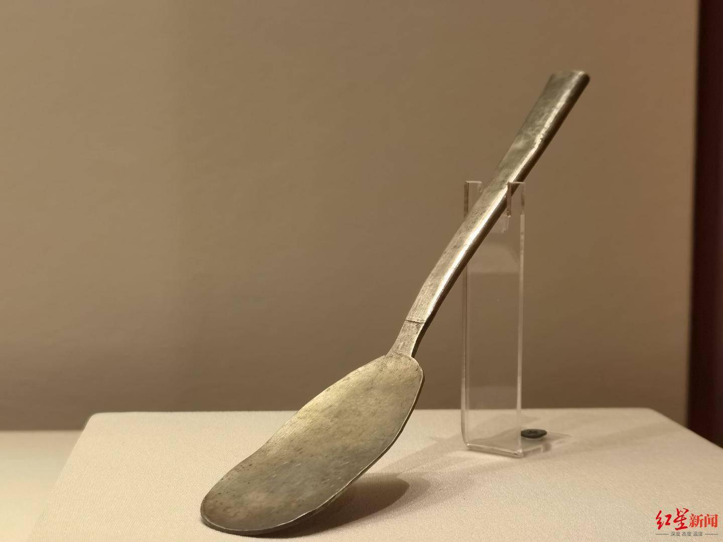 一定会加一点盐唐人喝茶很讲究,煮多少水,就会放多少茶,银勺便是舀茶