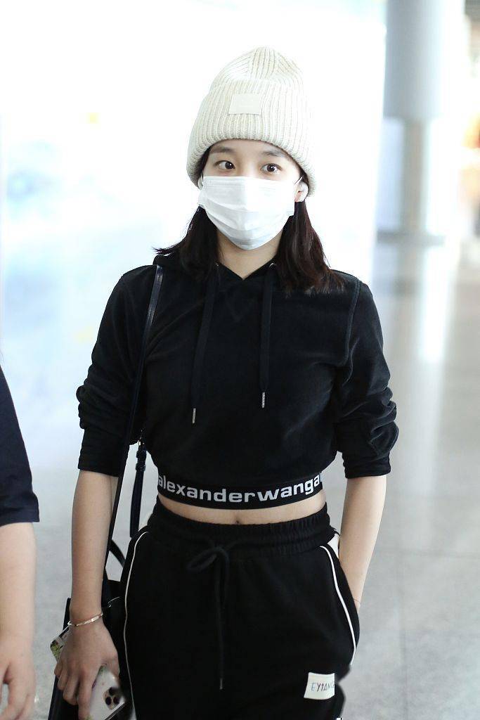 黑色|短帽衫+运动裤 宋雨琦肩背Marni托特包可爱俏皮