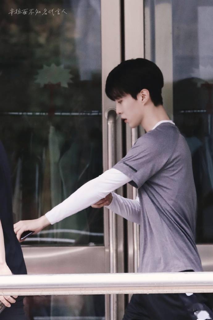 App|分享一些顺毛黑发待机的丞丞子 今天也是想念哈尔滨丞哥的一天