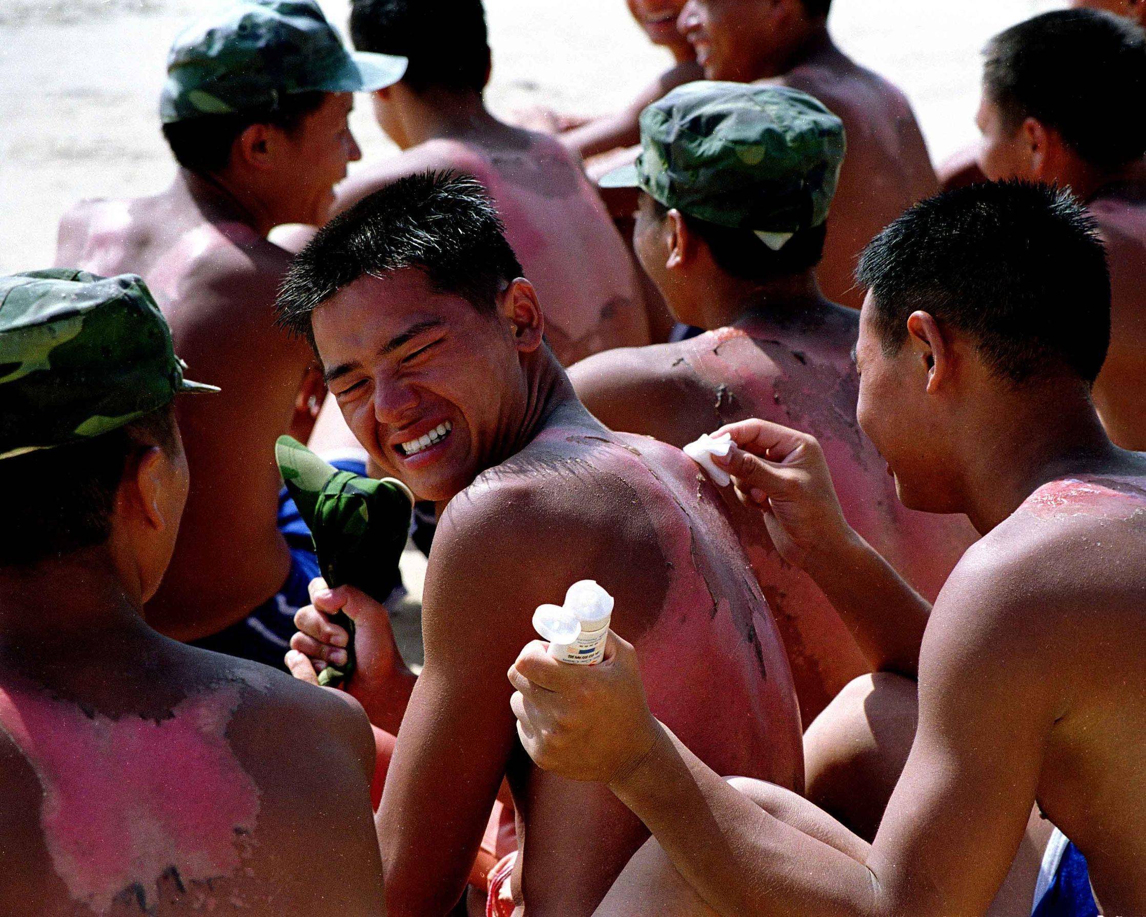 酷暑练兵掉皮掉肉不掉泪让人热泪盈眶的军旅图片
