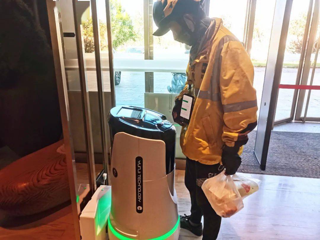 智能配送机器人现身石城酒店萌萌哒