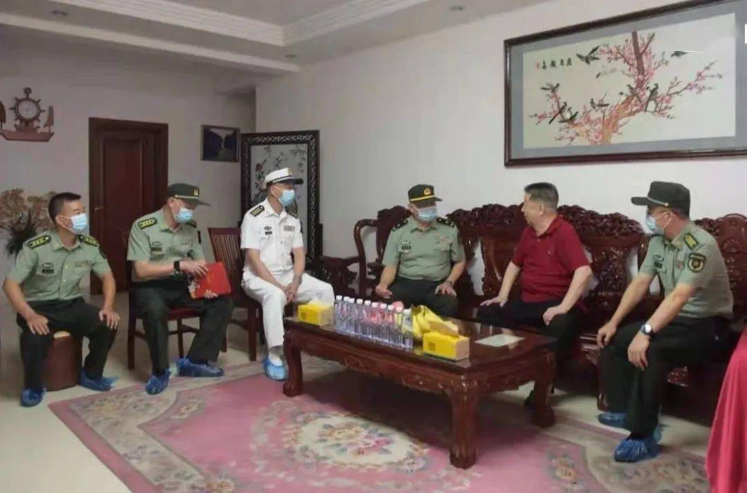 保持敬重之心 倾注关爱之情 多做务实之事——广西军区司令员何仁学慰问老干部_军区党委