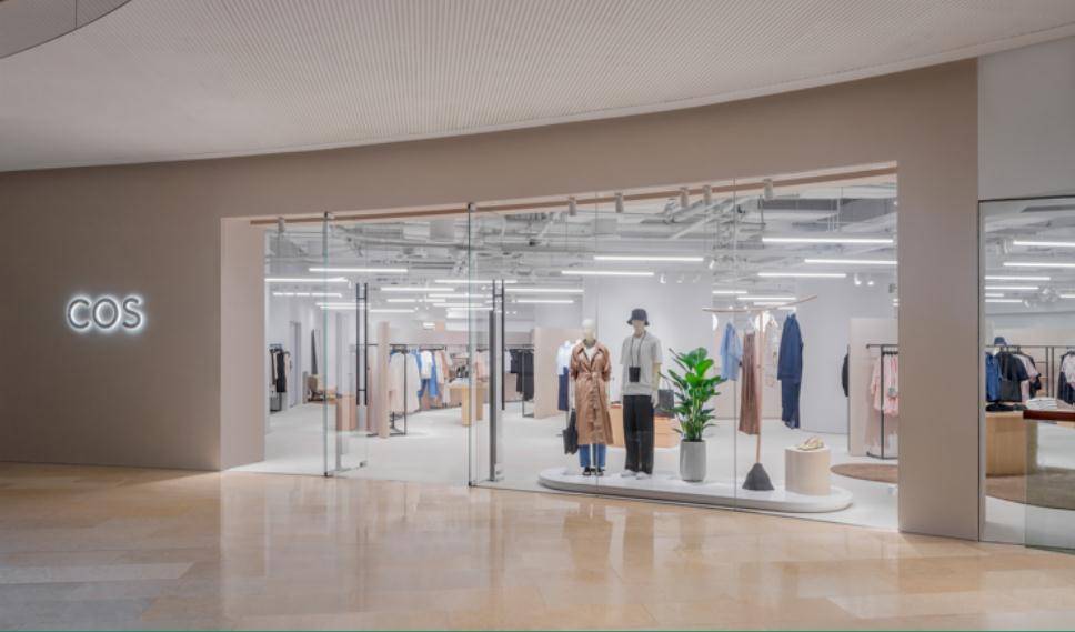 cos 广州新门店以天然质感的瓷砖,艺术感的木制摆设,充沛明亮的灯光