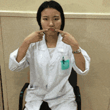 训练面瘫患者在急性期后可在家对着镜子进行穴位按摩,有利于早日康复