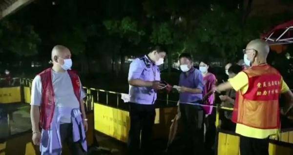 居民|浦东连夜核酸检测遇暴雨，这一幕太暖