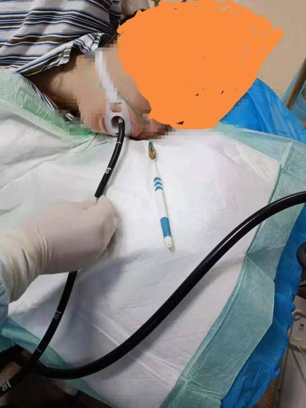 笑话|崩溃！女子误吞整个牙刷！只因刷牙时听了个笑话