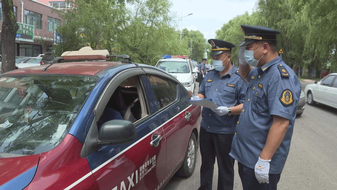 在绥棱县客运中心站,执法人员正在对过往出租车车辆进行运营资质检查.