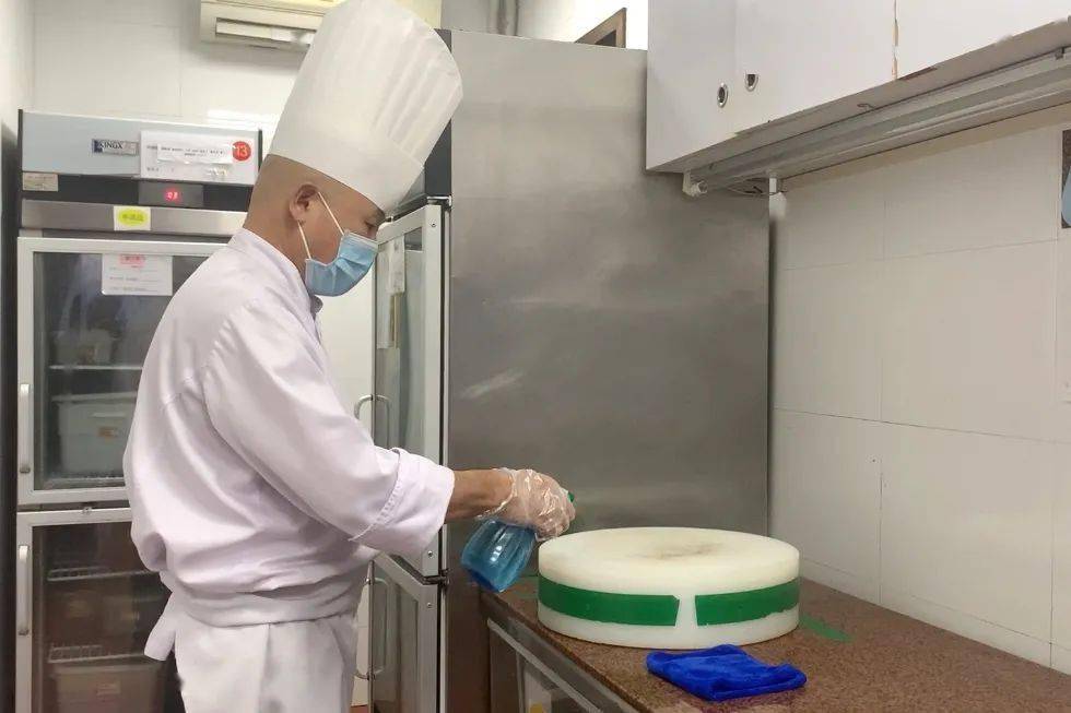 餐厅每天都将进行两次消毒工作,并要求佩戴口罩进行取餐.