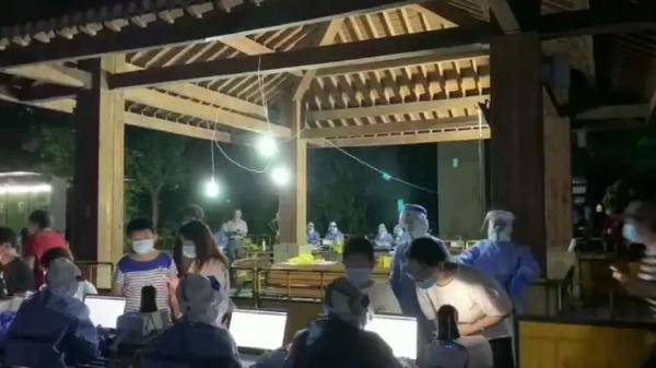 居民|浦东连夜核酸检测遇暴雨，这一幕太暖