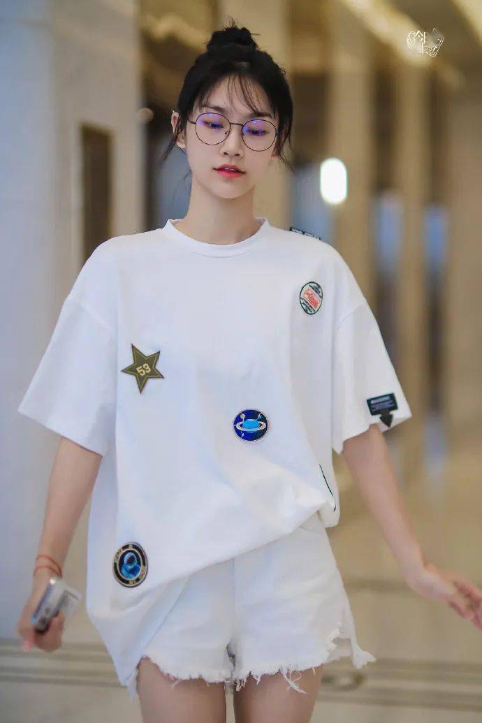 发型|别让大脸拉低你的颜值！get这4个技巧，时髦翻倍还显脸小！