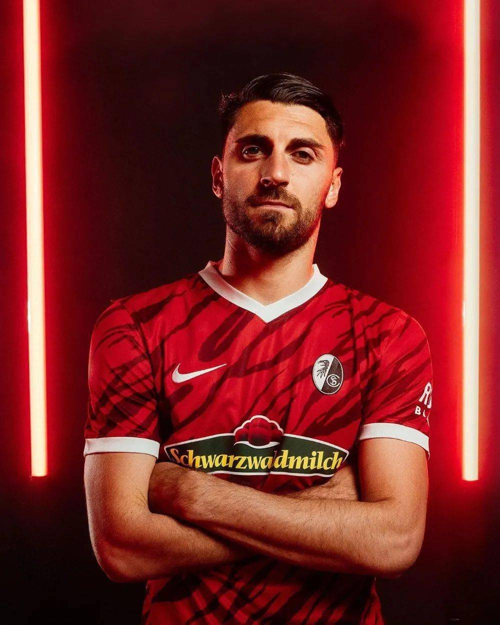 弗赖堡发布202122赛季主客场球衣