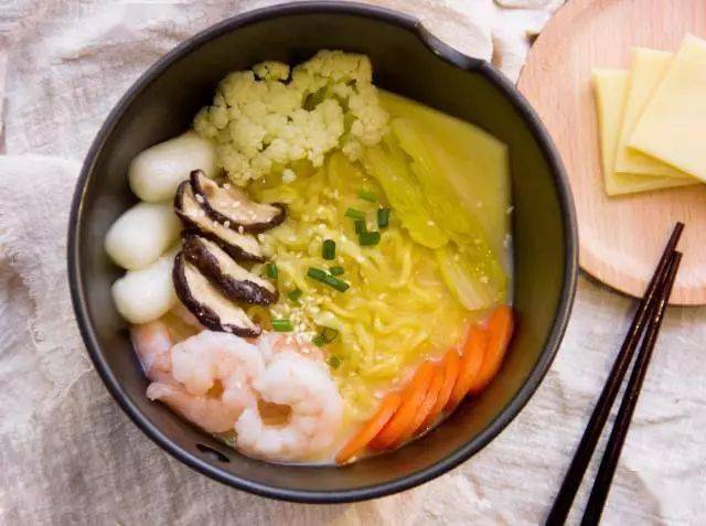 加上浓浓的芝士也很不错哦 再来推荐一些惊为天人的泡面配菜 每一口