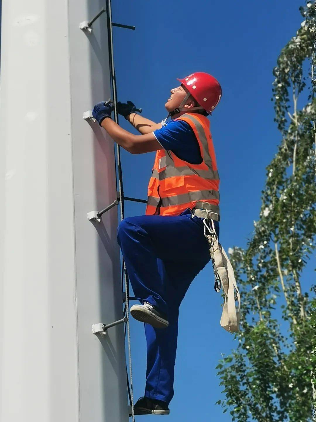 高温下的铁塔塔工:头顶烈日挥汗如雨