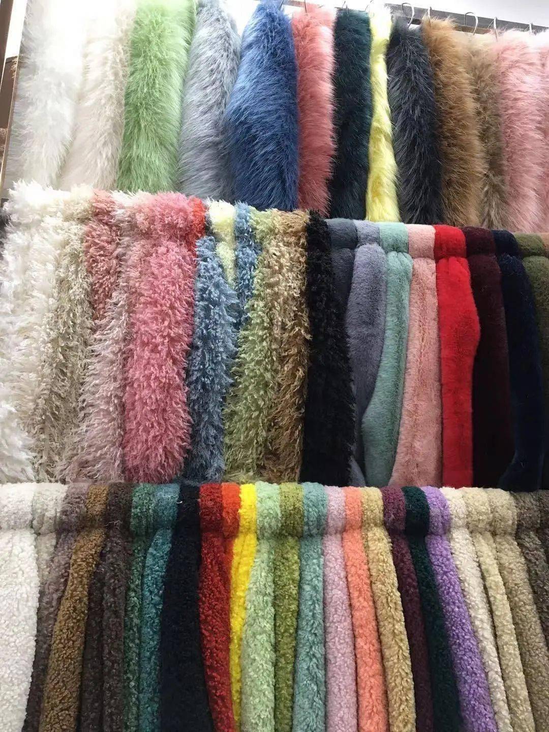 位于富民布料市场11排7号商位的"佳诚"毛绒主营长毛绒,短毛绒,隔圈绒