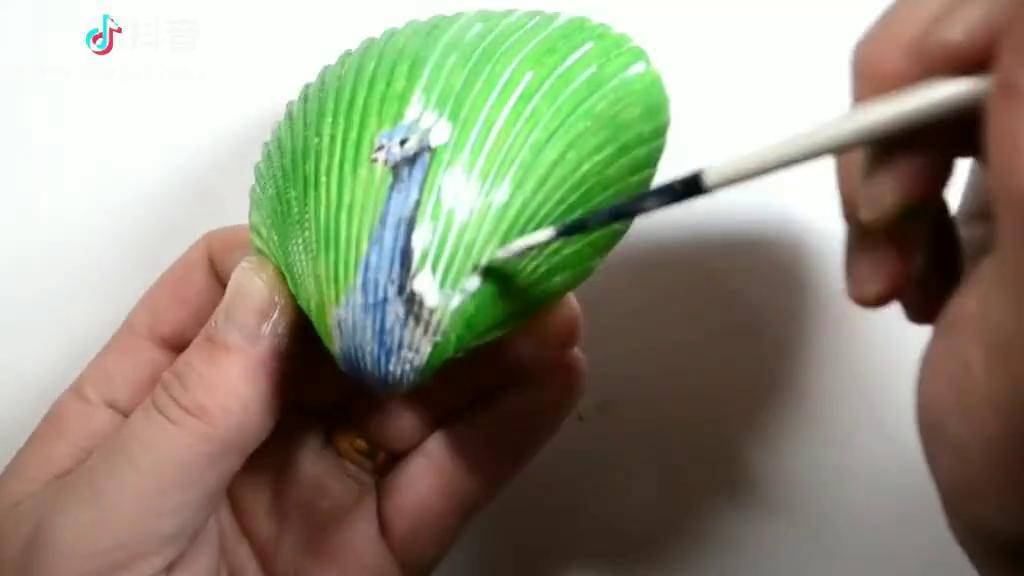 贝壳上画一只精美的孔雀,好漂亮【3】