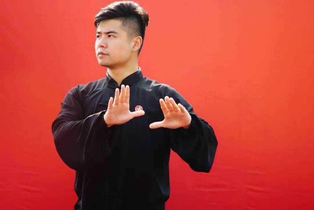 丁岑亮老师为太极名家,太极健康老人丁水德先生之孙,自幼随祖父习拳