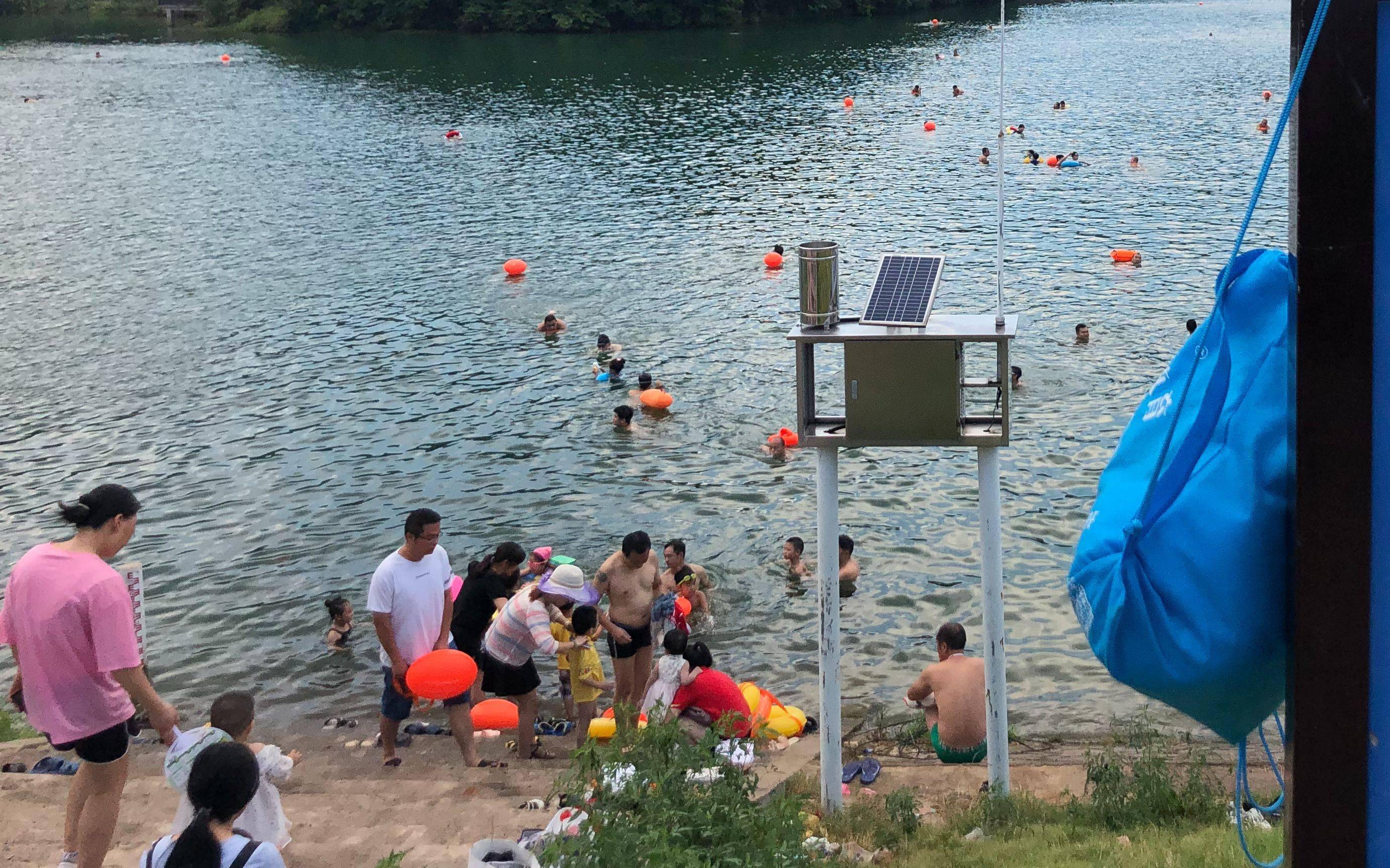 7月27日傍晚,当地老樟坡水库,不少人带着孩子在此游泳