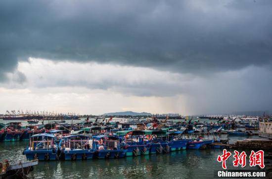 台风|实拍台风“卢碧”登陆前的城市海滨