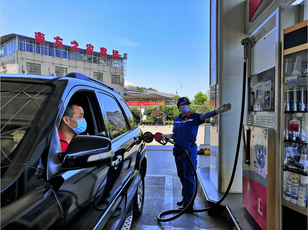 加油员挨骂仍然规劝车主请您戴上口罩